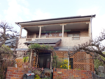外壁の塗装と一緒に屋根まで綺麗にしていただき、助かりました。