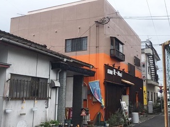 雨漏れの原因は建物の老朽化が原因でした。 全体的な補修から雨漏りもピタリとやみ、また外観の再塗装により明るく高級感のある見た目になりましたね。