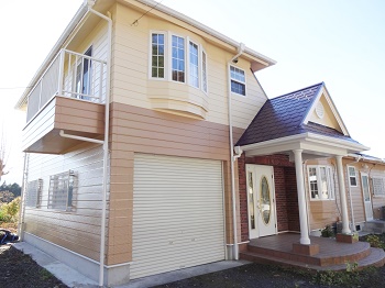 施工後も安心の10年保証付で大満足。施工前の印象とはガラッと変わり、周囲の緑に映える可愛らしい雰囲気のお家に生まれ変わりましたね♪