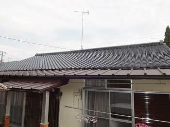 屋根の上にルーフィングを入れてガルバニウム鋼板屋根を施工する方法をご提案いたしましたので、鉄板を撤去して取り換えるよりお安く施工が出来ました。 ほかにも傷んだ箇所を修理させていただき、大変ご満足いただきましたよ♪